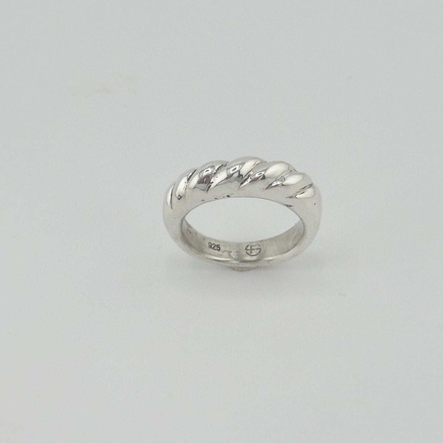 Tiral wave ring