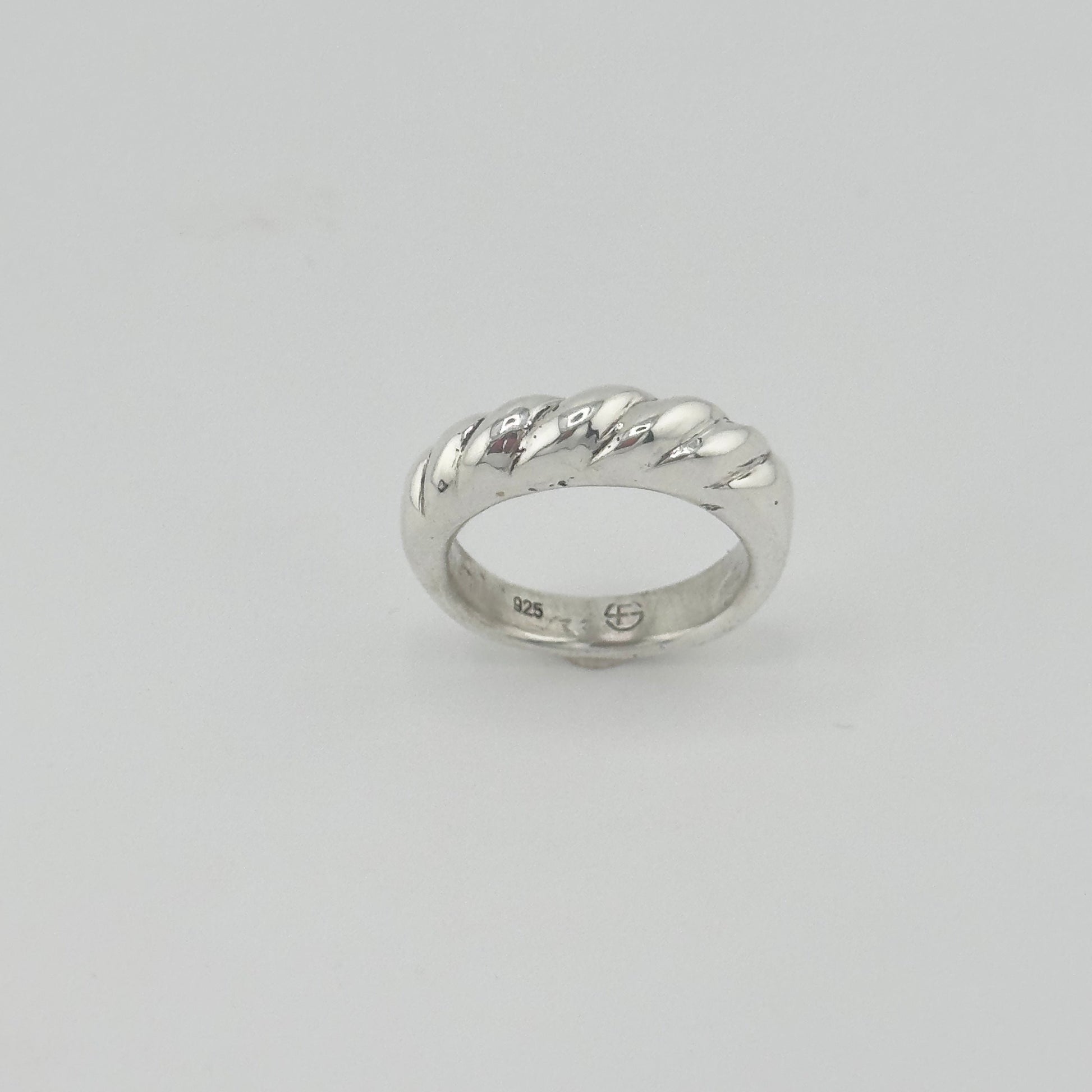 Tiral wave ring